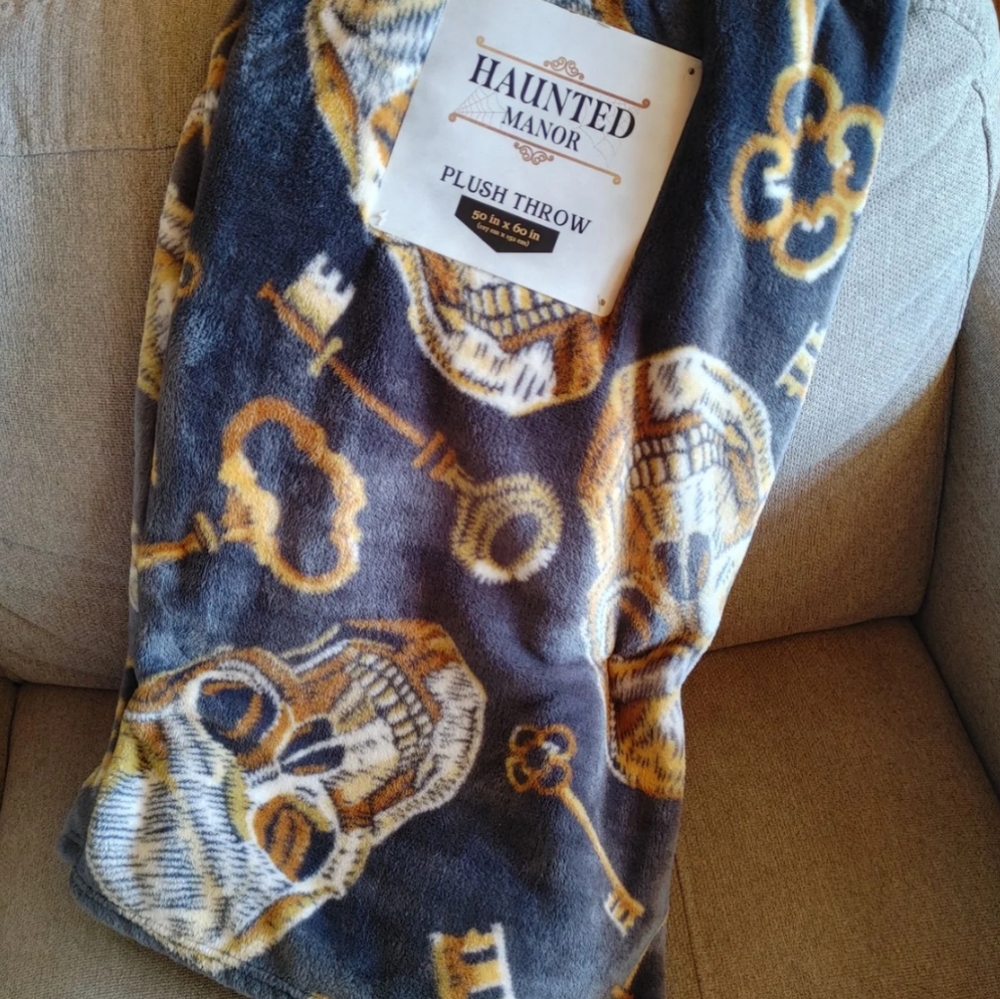 Skulls and keys halloween throw blanket grey